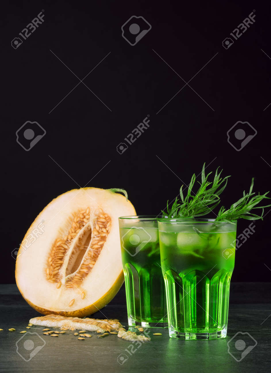 緑のアルコール カクテル 冷たい飲み物 黒い背景にメロン タラゴン 氷と甘いメロンと飲み物 領域をコピーします の写真素材 画像素材 Image 1296