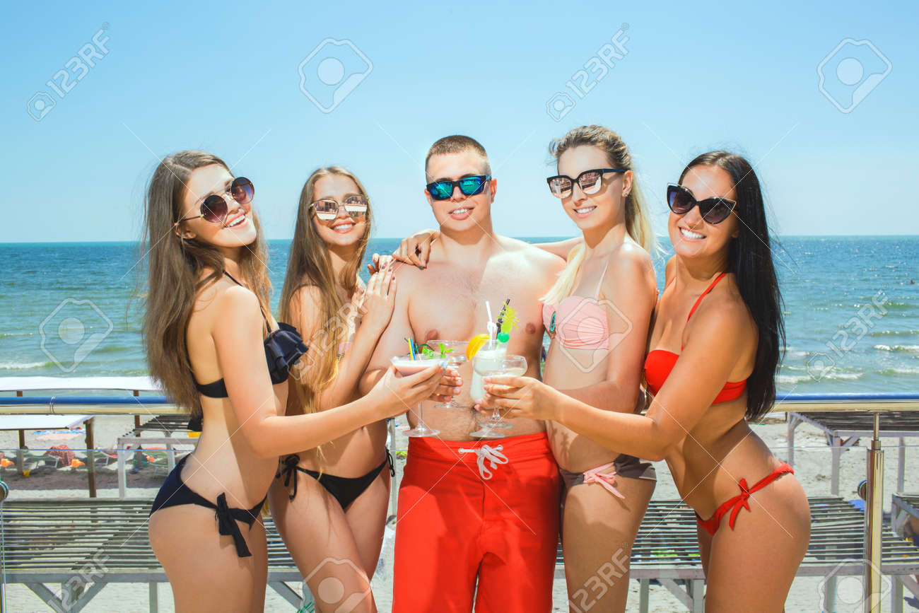 青い海の背景に水着で笑顔の友人 幸せな人の夏肖像画 お友達との休暇にリラックス の写真素材 画像素材 Image