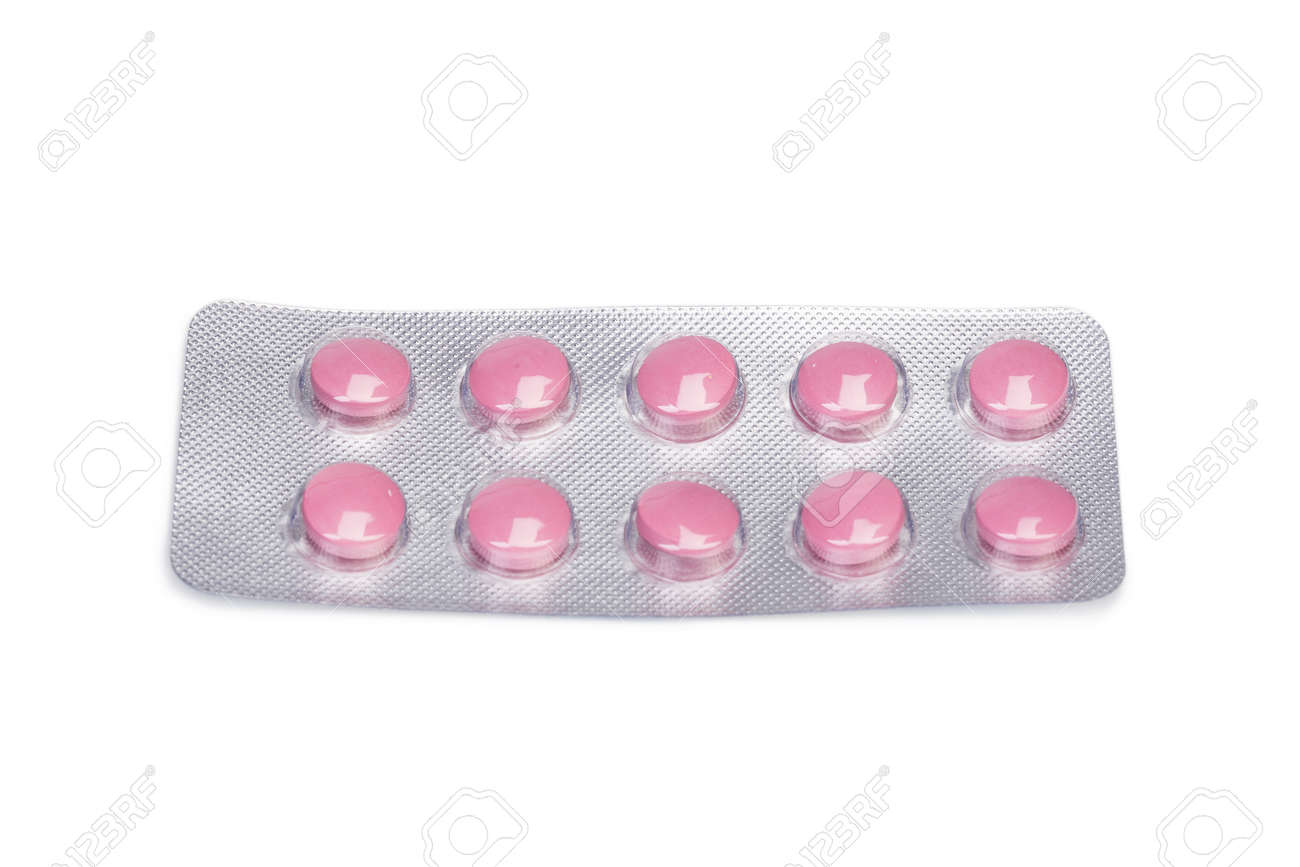 薬 鎮痛剤 薬 ビタミン 白い背景に分離されたピンクの錠剤の錠剤 小さな丸いグレーのブリスターのアスピリンです 医薬品サプリメントとビタミン の写真素材 画像素材 Image