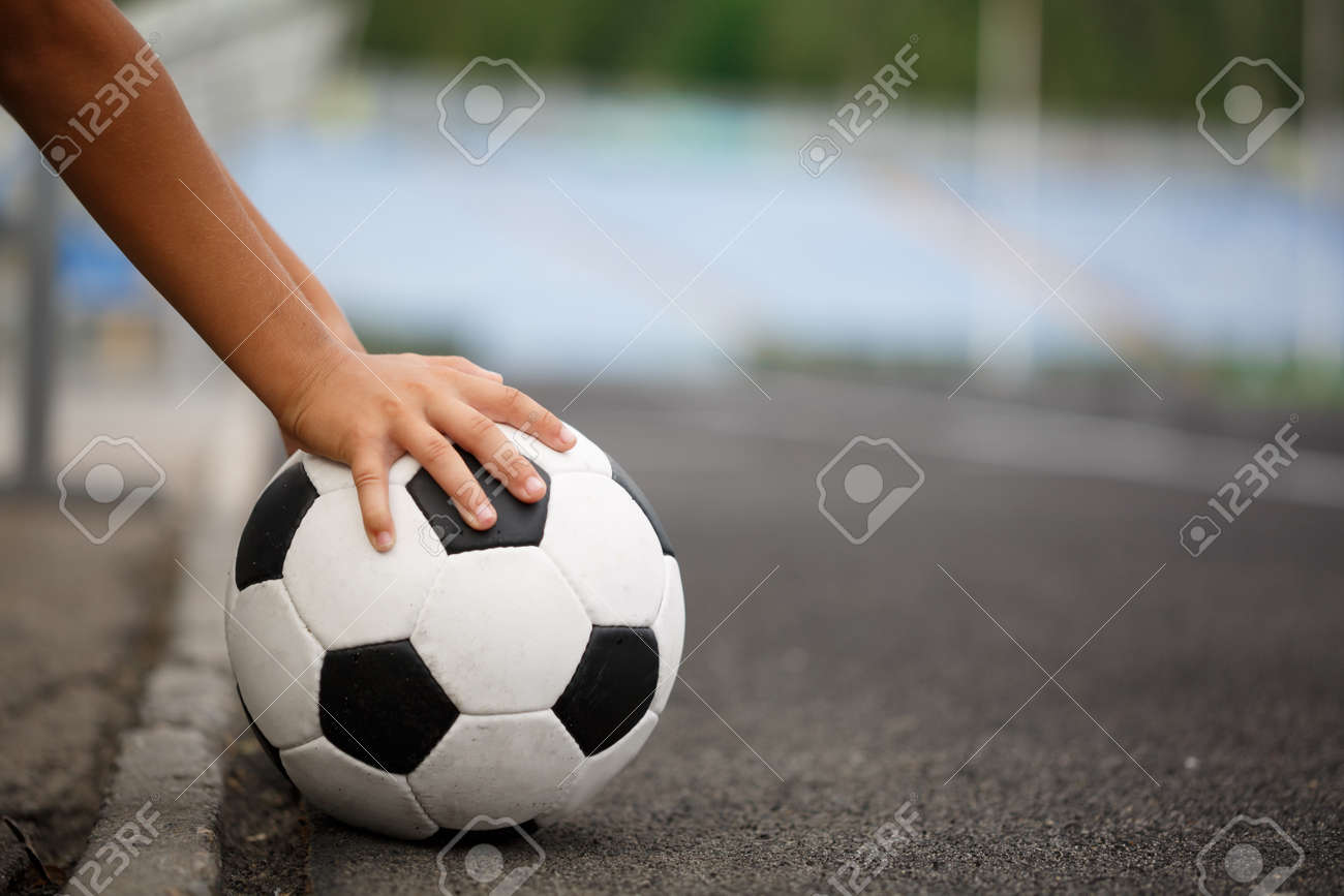 アスファルトパスの背景に1つのサッカーボールを持っている男の子の手 スタジアムでのラウンド黒と白のサッカー ボール スポーツ 趣味 活動コンセプト野外活動 スペースのコピー の写真素材 画像素材 Image アスファルトパスの背景に1つのサッカーボールを持っている男の子の手 スタジアムでのラウンド黒と白のサッカー ボール スポーツ 趣味 活動コンセプト野外活動 スペースのコピー の写真素材 画像素材 Image