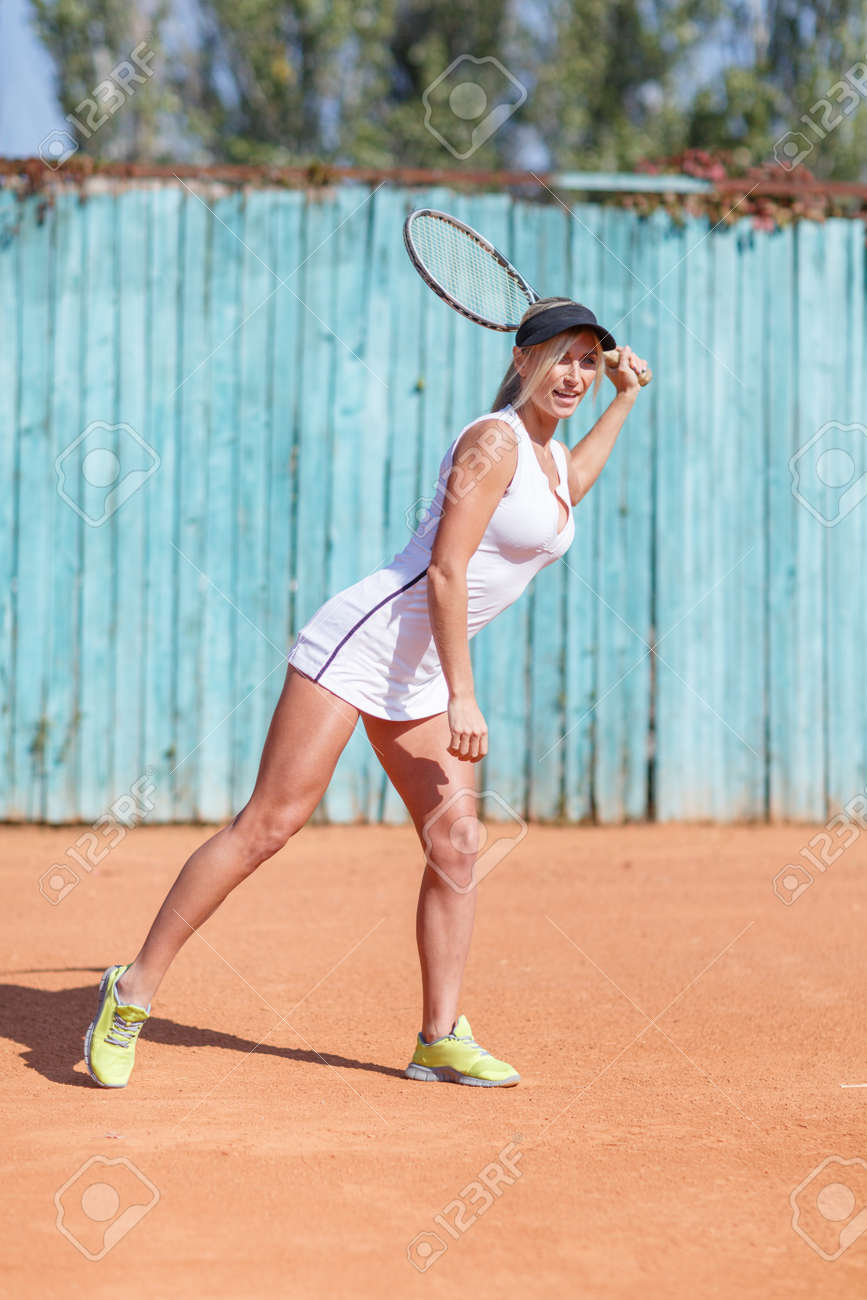 フィット セクシーな女の子のバドミントン スタジアム背景にラケットを振っています 夏のスポーツの概念 領域をコピーします の写真素材 画像素材 Image フィット セクシーな女の子のバドミントン スタジアム背景にラケットを振っています 夏のスポーツの概念 領域をコピーします の写真素材 画像素材 Image