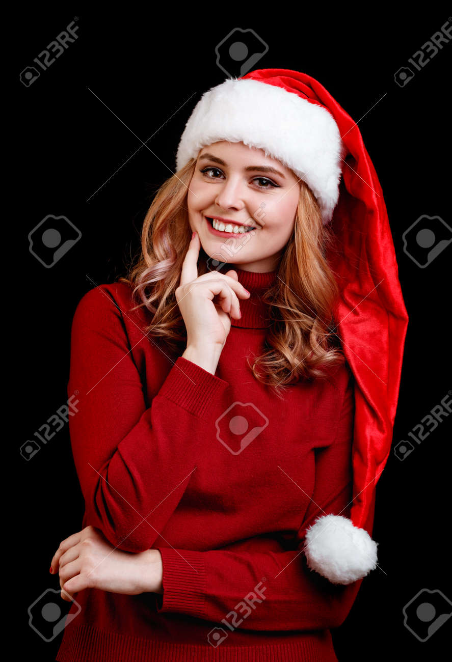 黒の背景にサンタ帽で美しい幸せなお祝い女の子 クリスマス コスチュームのコンセプトです の写真素材 画像素材 Image