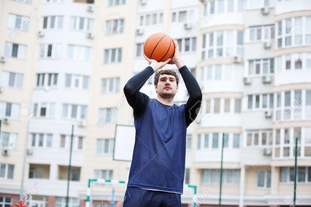 彼の手にボールを持つオープンスタジアムでのバスケットボール選手 の写真素材 画像素材 Image