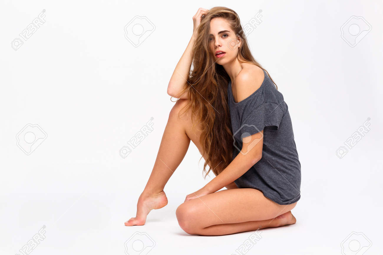 パンティーの女の子は 白い背景に対して片膝に横向きに座っています の写真素材 画像素材 Image パンティーの女の子は 白い背景に対して片膝に横向きに座っています の写真素材 画像素材 Image