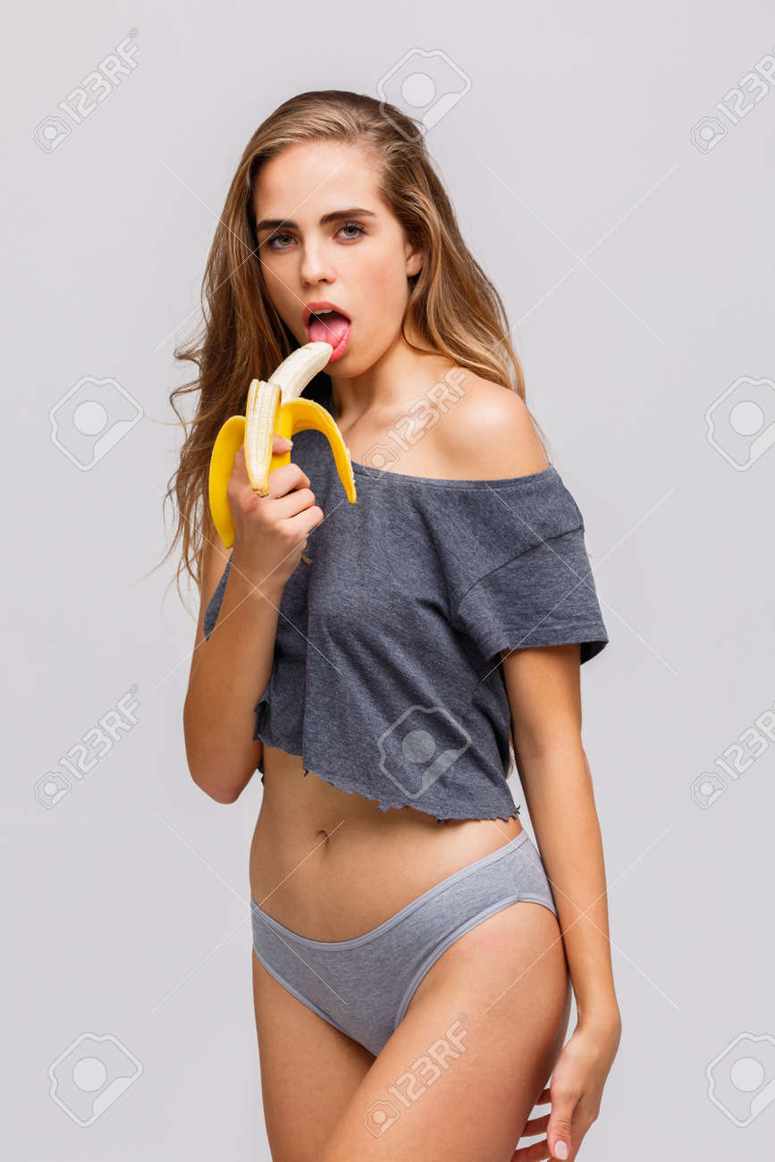 Une fille sexy   Une Fille Sexy Lèche Une Banane Sur Un Fond Blanc Banque D'Images et Photos  Libres De Droits. Image 90820337