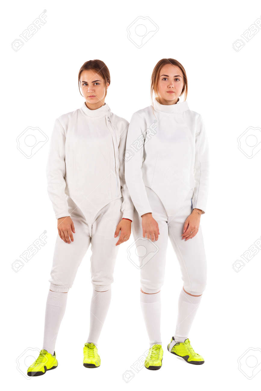 フェンシングのユニフォームを着た2人の女の子のフェンサーが隣り合って立っています 分離 の写真素材 画像素材 Image