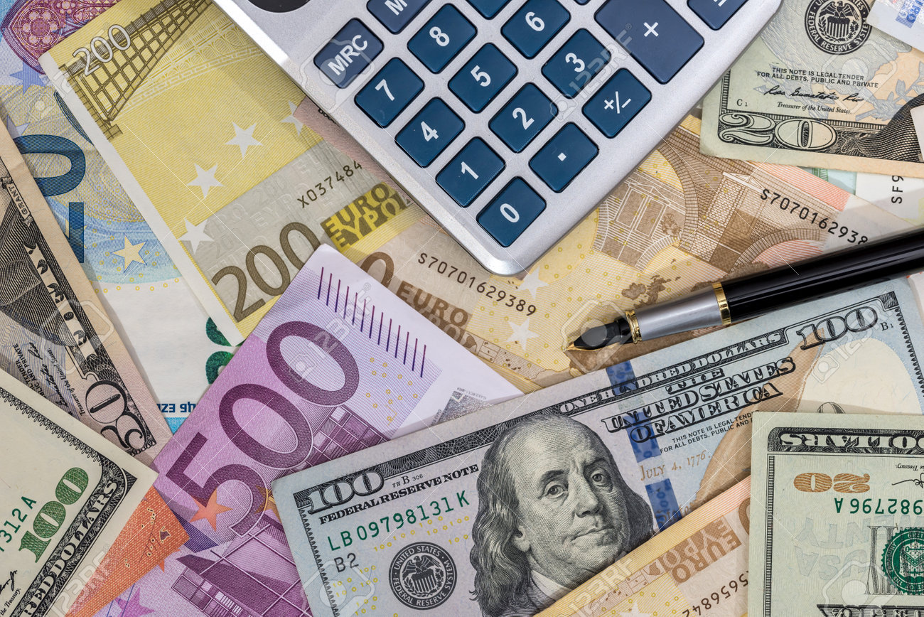 금융 개념 유로 대 달러 계산기 로열티 무료 사진, 그림, 이미지 그리고 스톡포토그래피. Image 161410932