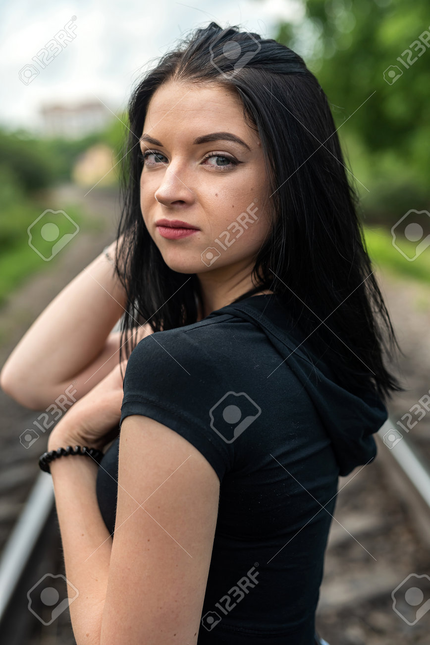 Schöne Dame Posiert In Der Nähe Der Bahnstrecke, Sommerzeit Für Die Reise  Lizenzfreie Fotos, Bilder und Stock Fotografie. Image 198145613.