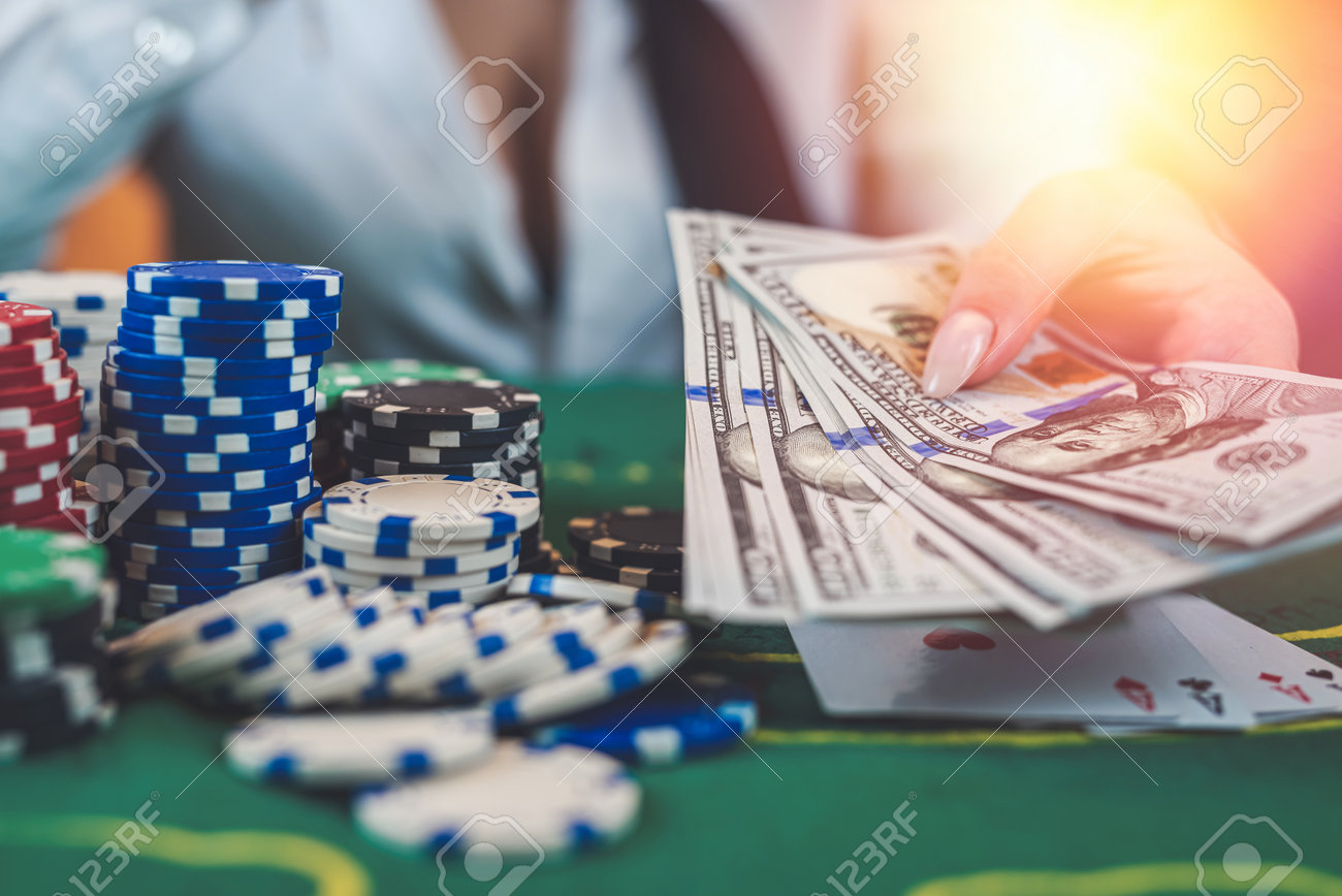 탐욕스러운 포커 플레이어는 게임에서 승리한 후 고립된 테이블 포커 도박에서 100달러짜리 지폐에 칩을 가져갑니다. 로열티 무료 사진,  그림, 이미지 그리고 스톡포토그래피. Image 207652502