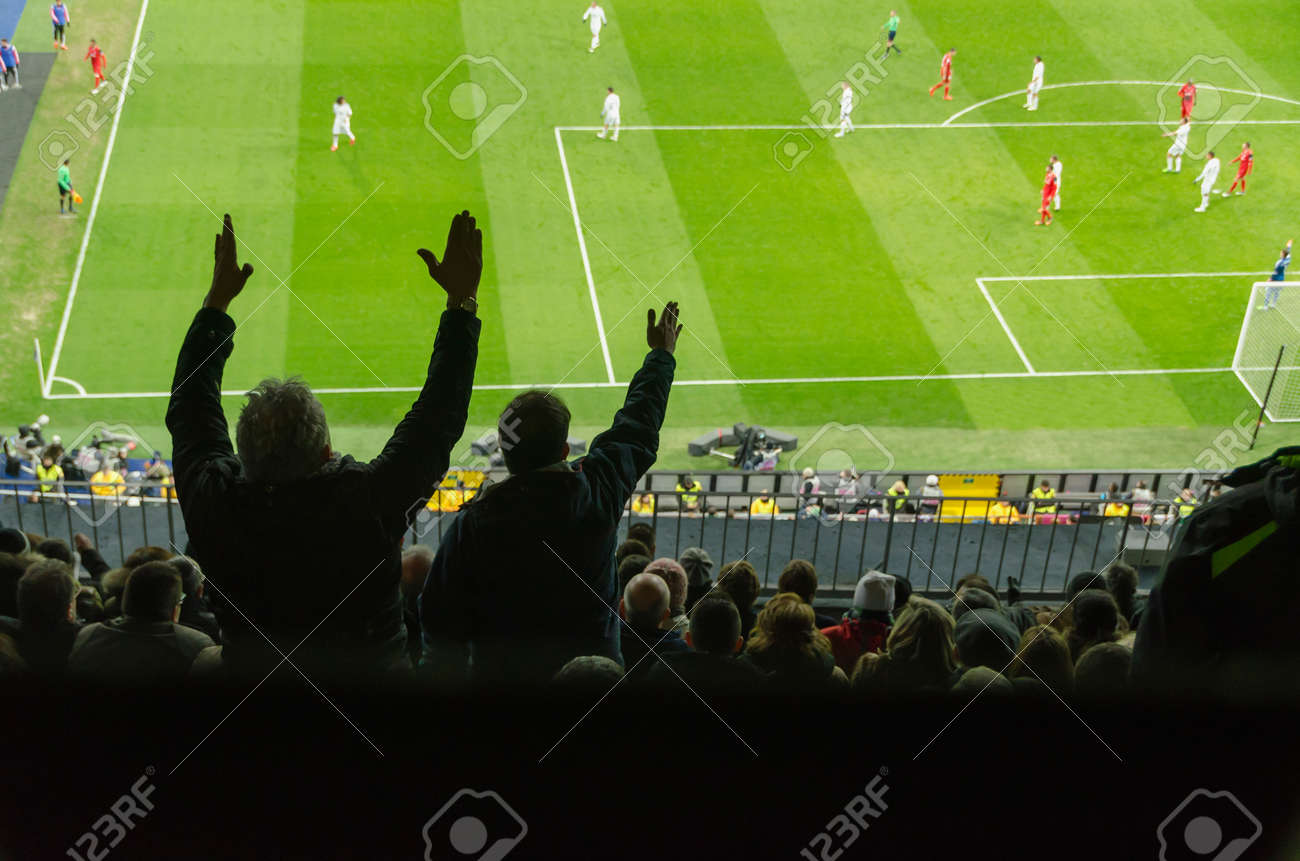審判の悪い決定の文句を言うサッカー サポーター の写真素材 画像素材 Image