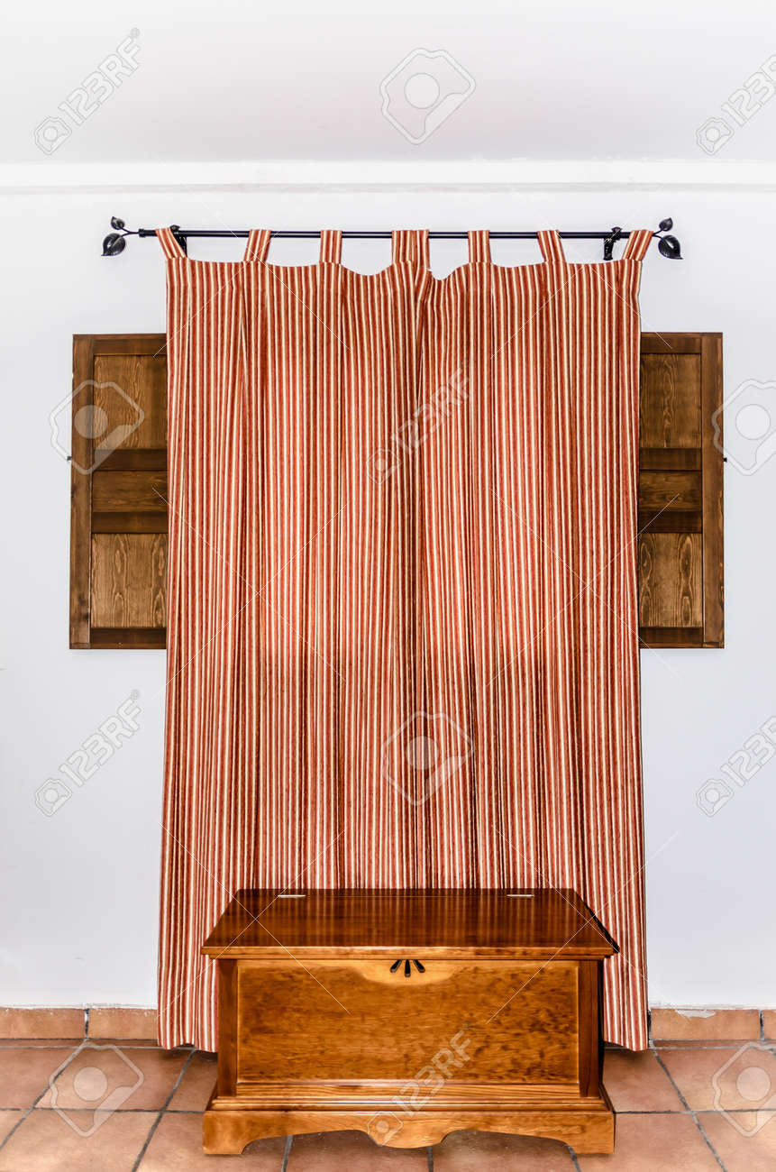 Décoration De Style Rustique Dans Une Chambre. Rideau Fermé Sur Une ... Décoration De Style Rustique Dans Une Chambre. Rideau Fermé Sur Une ...