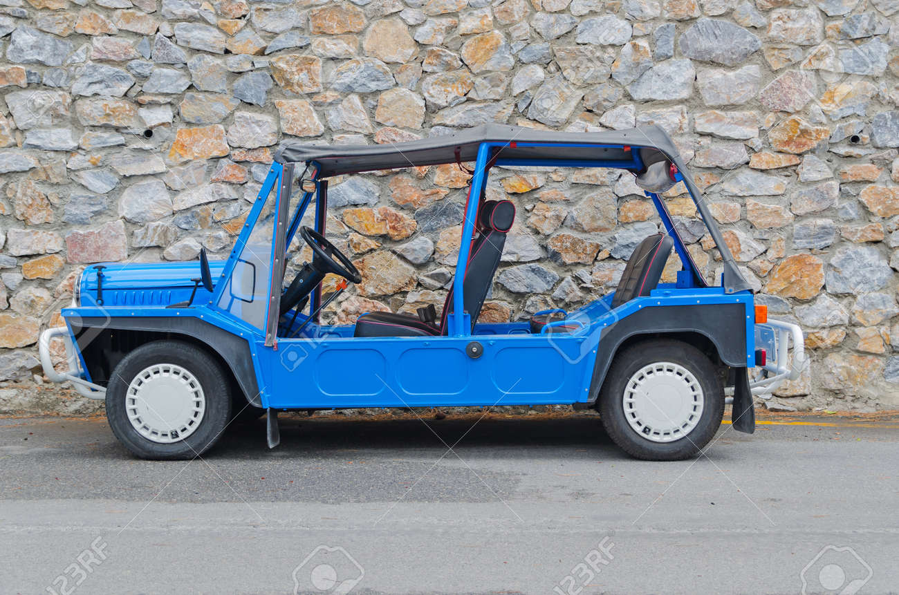 Lustig Strand Und Alle Terrains Auto Auf Der Strasse Geparkt Lizenzfreie Fotos Bilder Und Stock Fotografie Image
