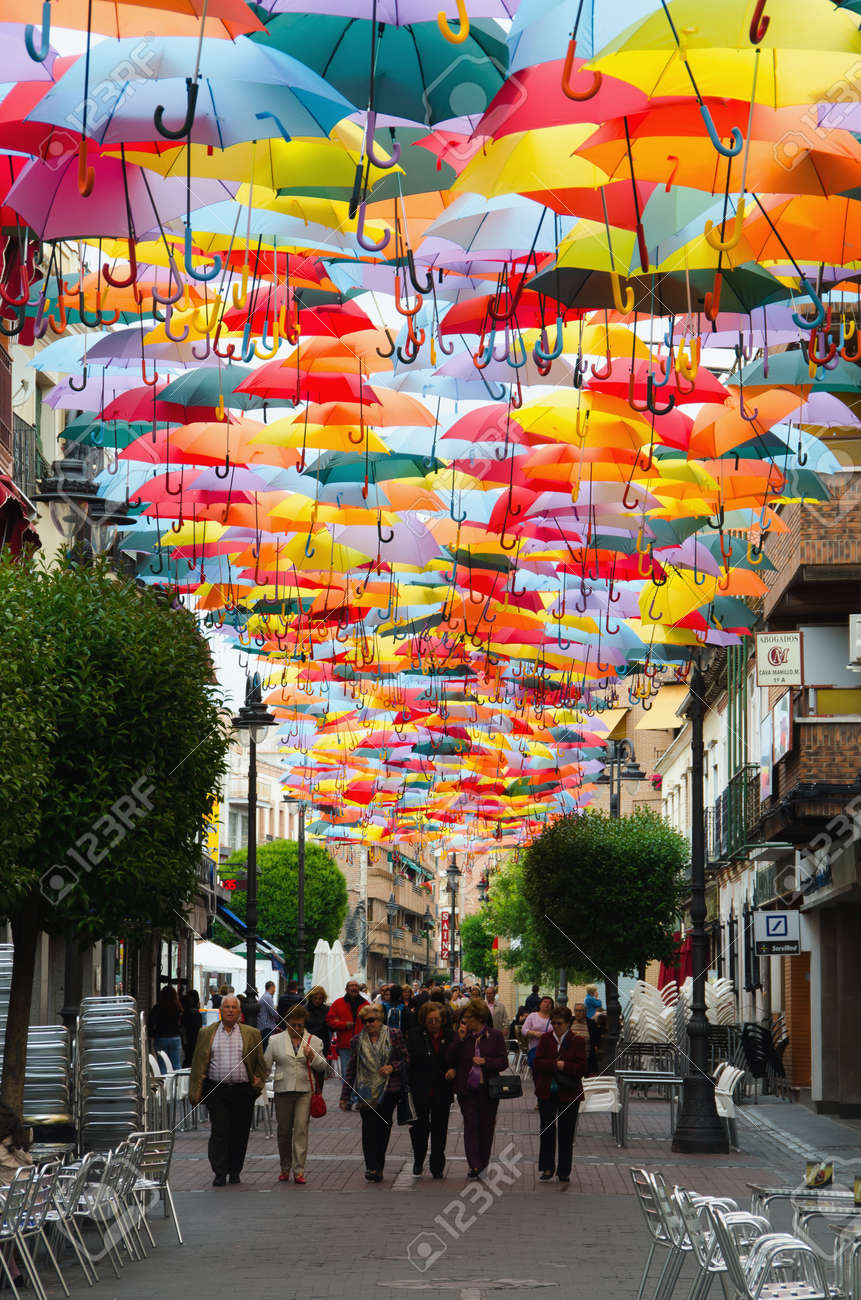 Getafe, Madrid, España - 9 Junio, La Gente Camina Bajo Coloridos Cientos De Paraguas Flotando Por Encima De Calle En Getafe, Madrid, España Fotos, Retratos, Imágenes Y Fotografía De Archivo