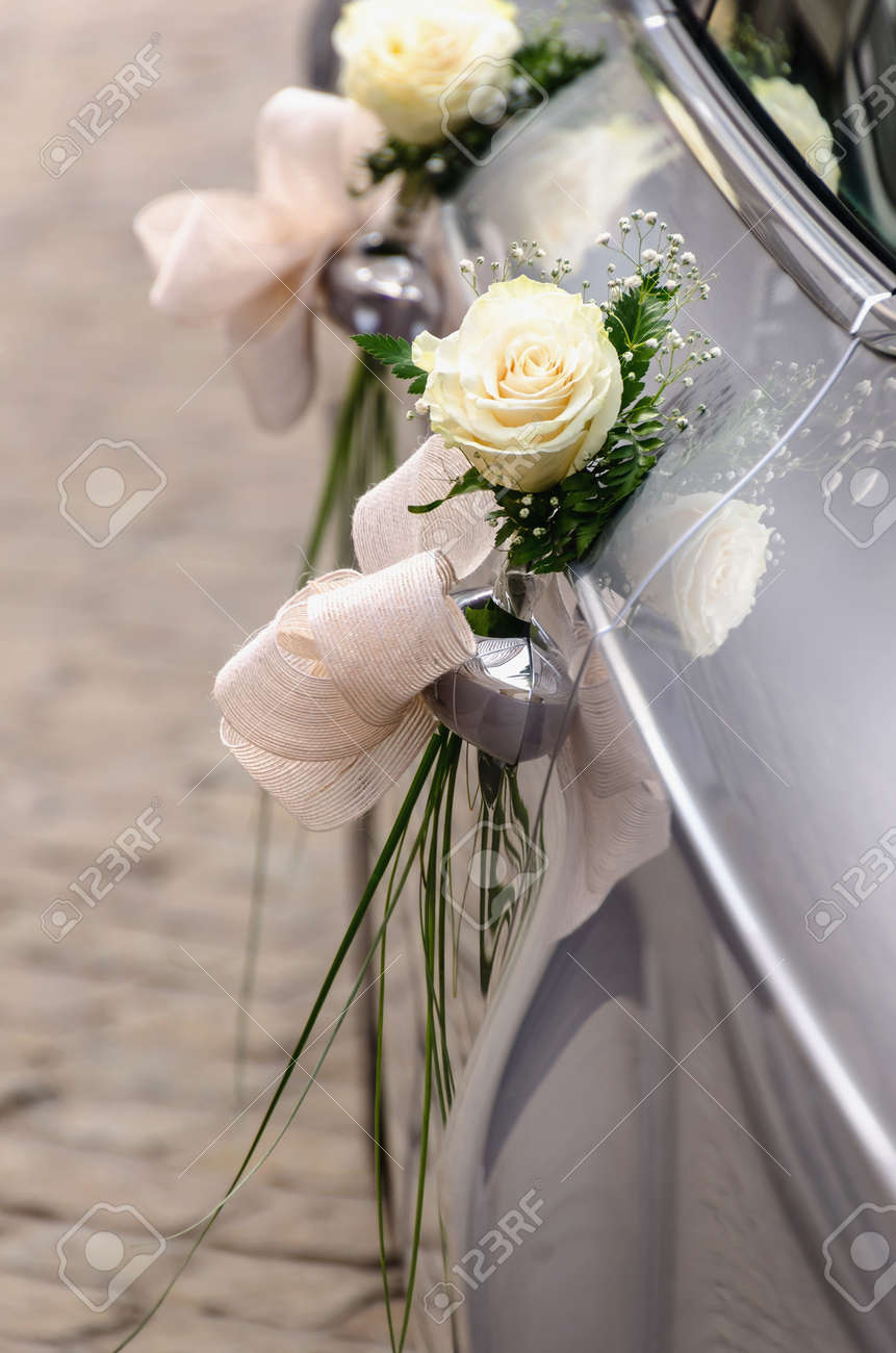 結婚式の車の特別なフラワーアレンジメント花束白バラとその他の小さな花の飾られています 特別な日のための花飾り の写真素材 画像素材 Image 結婚式の車の特別なフラワーアレンジメント花束白バラとその他の小さな花の飾られています 特別な日のための花飾り の写真素材 画像素材 Image