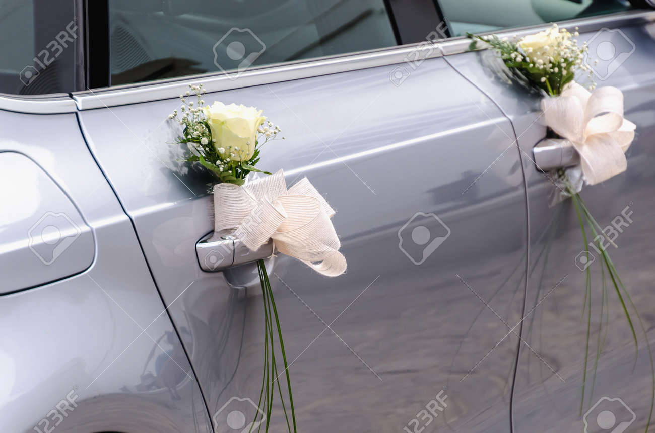 白いばらおよび他の小さい花だけと結婚 新婚旅行のカップルを運ぶための花束で飾られた結婚式の車 の写真素材 画像素材 Image