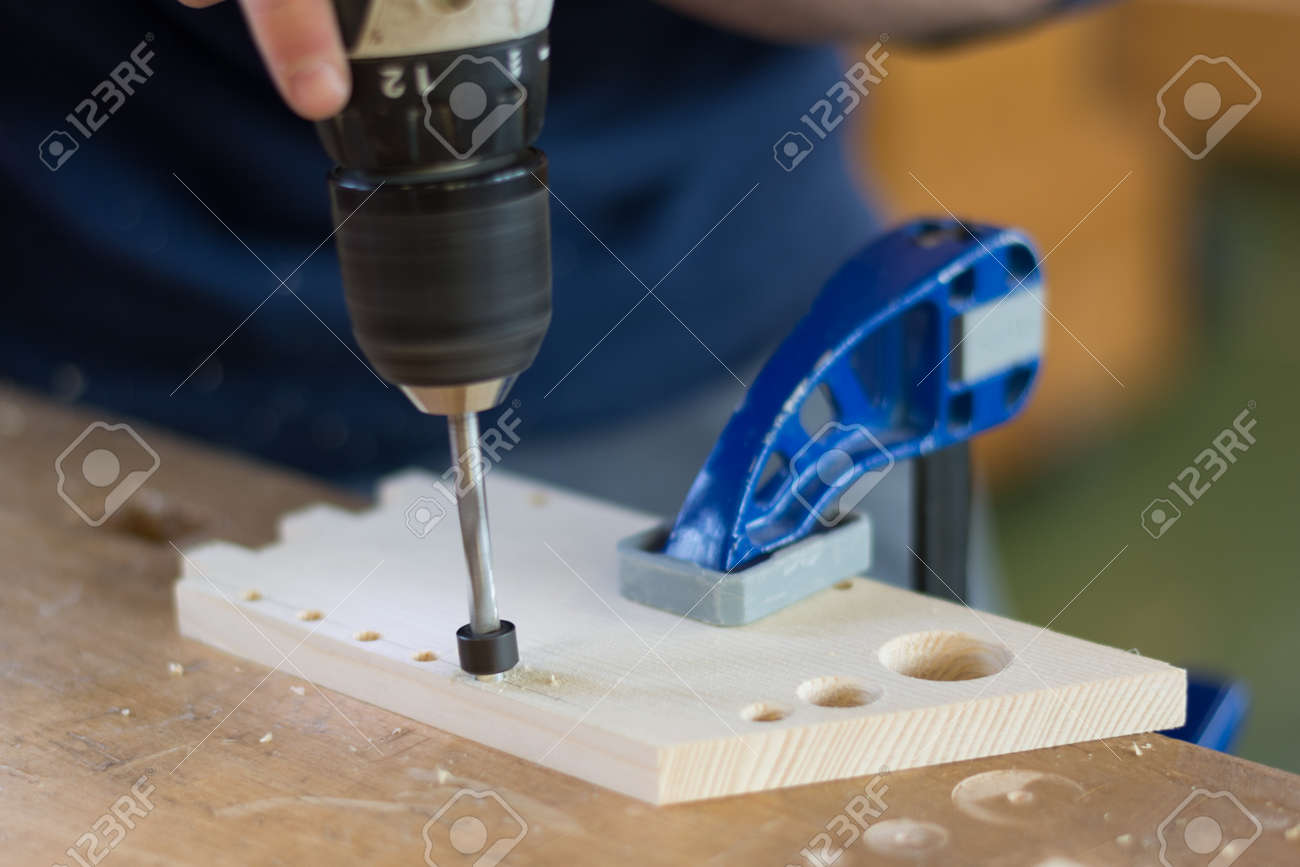 大工ドリルで木に穴をあける の写真素材 画像素材 Image