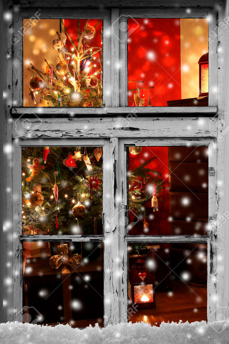 Weihnachtsbeleuchtung Durch Eine Holzhutte Fenster Gesehen Lizenzfreie Fotos Bilder Und Stock Fotografie Image 23107171