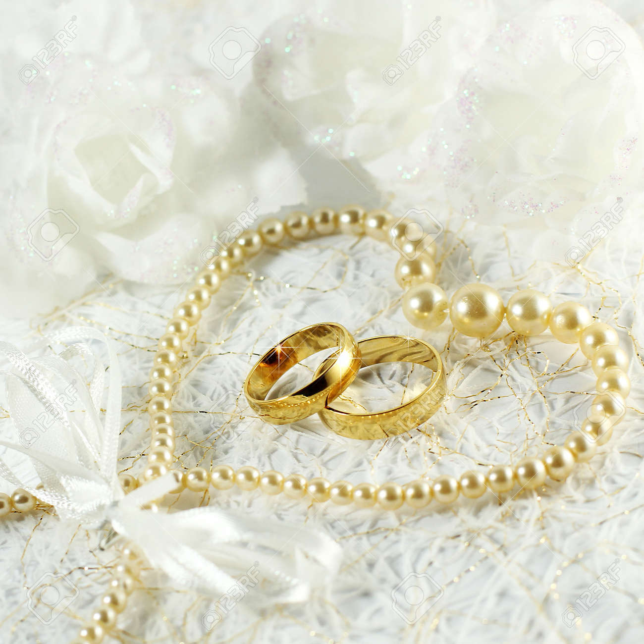 Immagini Stock Due Anelli Di Nozze D Oro Con Decorazioni Floreali Senza Soluzione Di Continuita Image