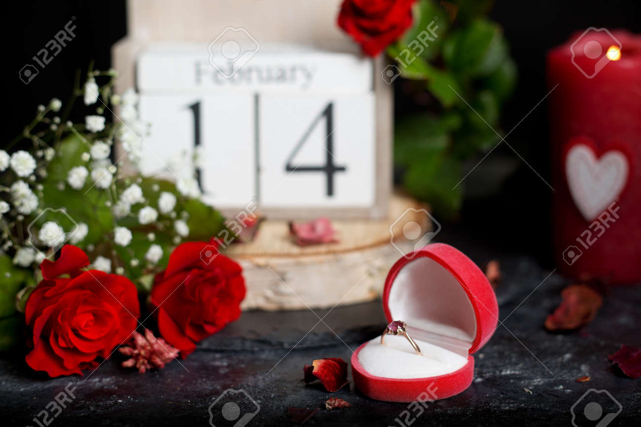 14 Février Le Calendrier Cube Rouge Fleur Rose Et Des Bougies Décoration Pour La St Valentin