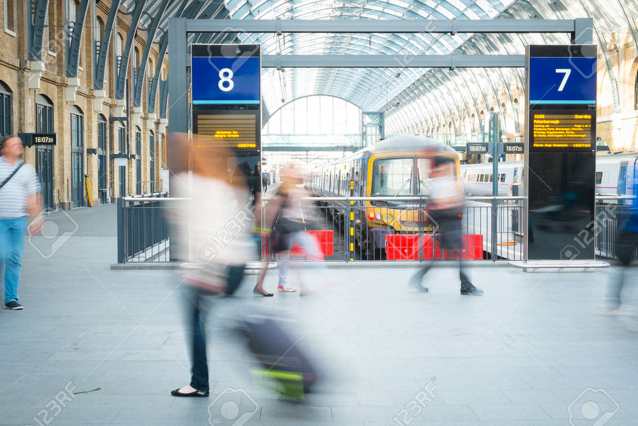 ロンドン鉄道駅ラッシュアワーで キングス クロス駅 イングランド 英国でぼかし人々 の動き の写真素材 画像素材 Image