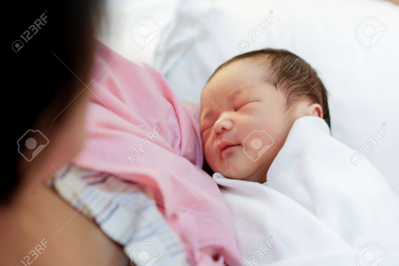 Asian mother with newborn baby in the hospital - 51250000 Asian mother with newborn baby in the hospital - 51250000