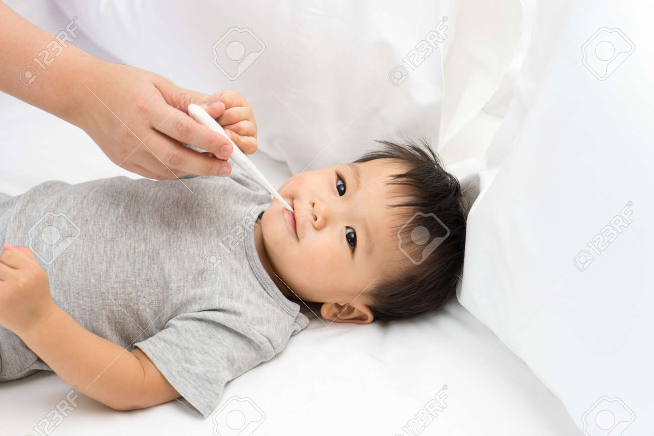 Mother uses the thermometer for Asian baby - 70851850 Mother uses the thermometer for Asian baby - 70851850