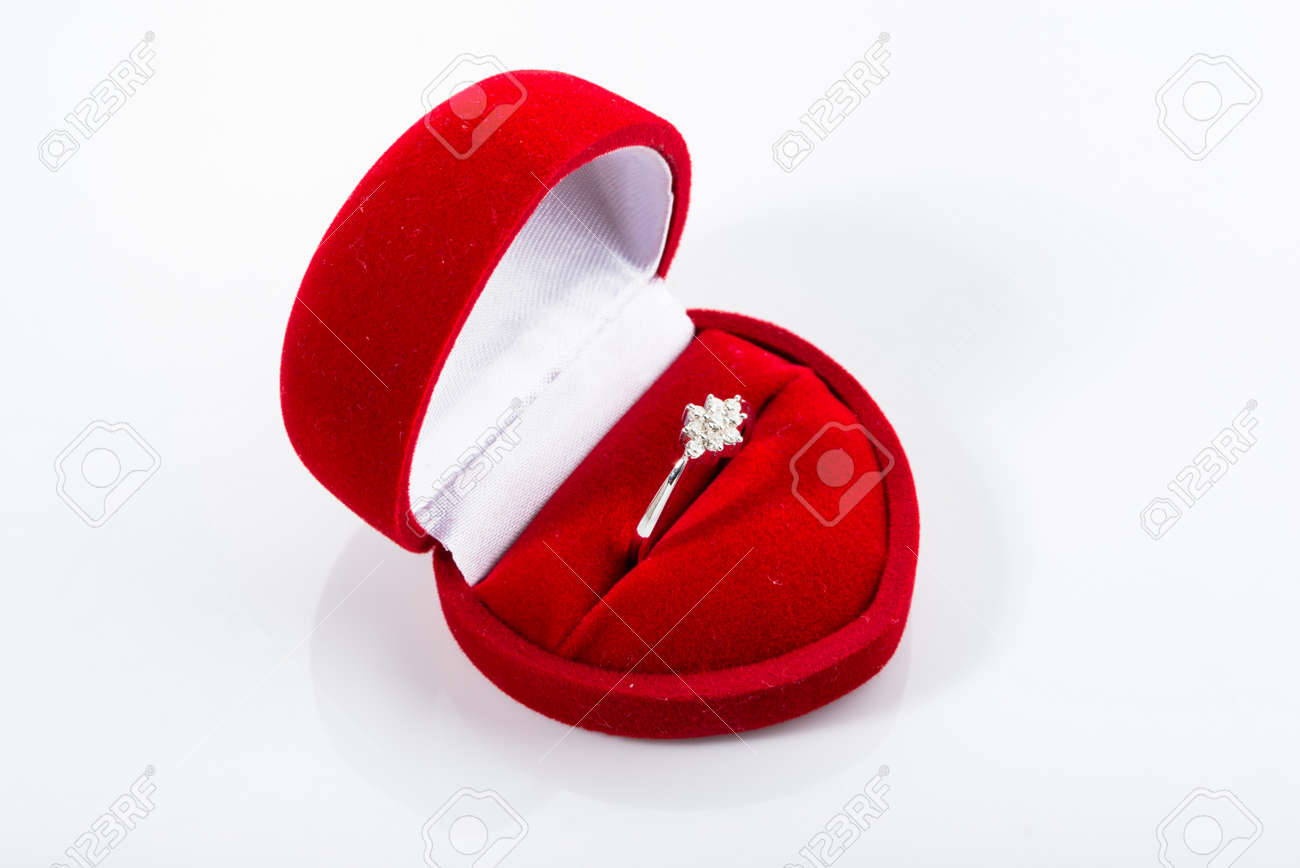 Anillo De Compromiso En Un Corazón De Caja. Fotos, Retratos, Imágenes Y Fotografía Libres De Derecho. Image 62664517.