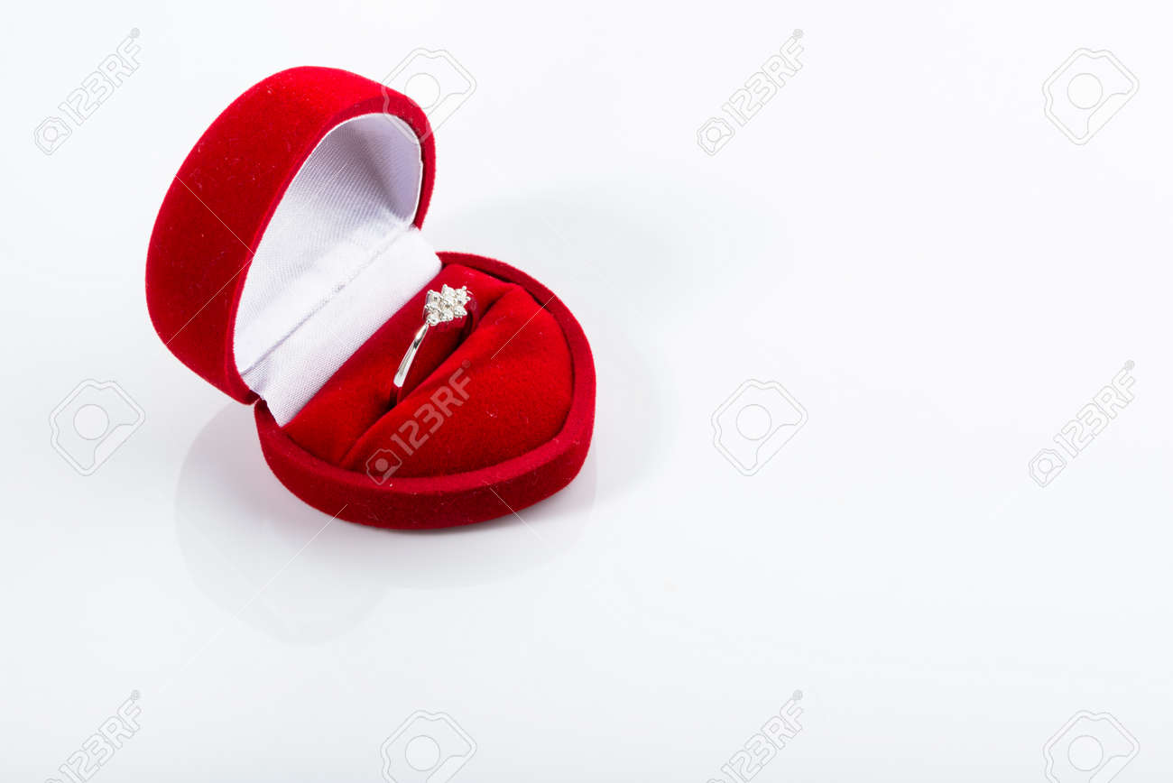 Anillo De Compromiso Un Corazón En Forma De Caja. Fotos, Imágenes Y Fotografía De Archivo Libres De Derecho. Image 68100106.