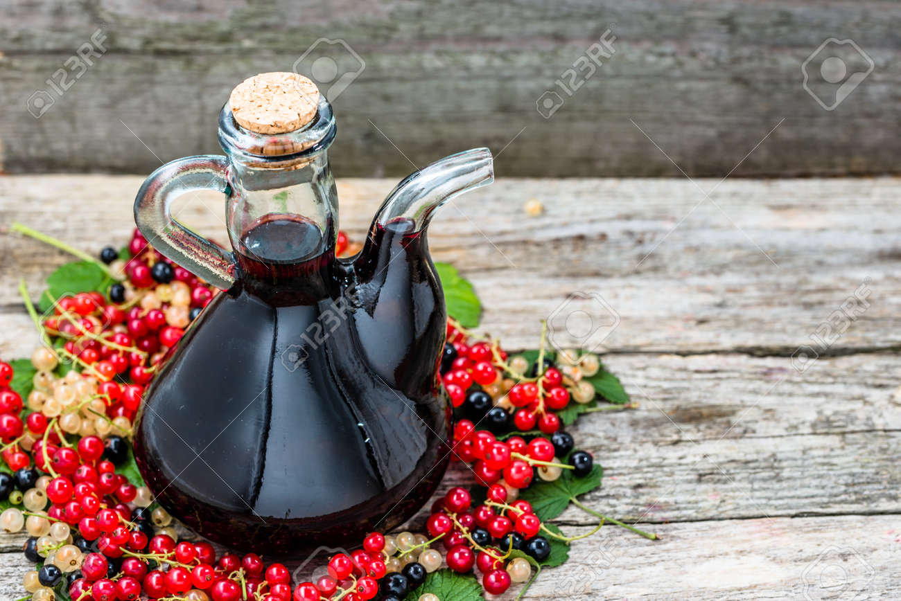 Immagini Stock Vecchio Vino Caraffa Sul Tavolo Di Legno Immagini Stock Vecchio Vino Caraffa Sul Tavolo Di Legno