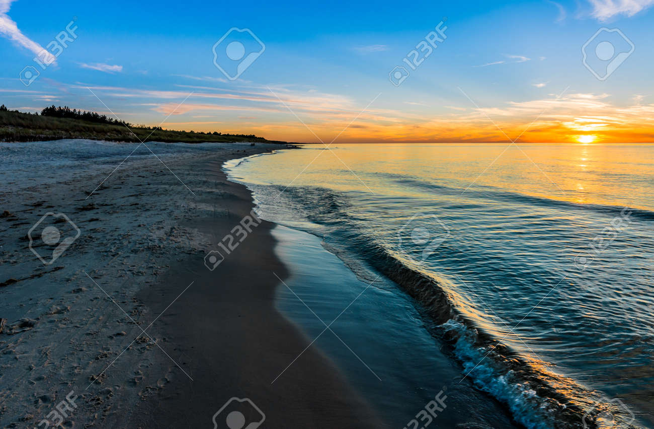 ビーチ 夏の壁紙 ポーランドに海の景色の美しい夕日 の写真素材 画像素材 Image ビーチ 夏の壁紙 ポーランドに海の景色の美しい夕日 の写真素材 画像素材 Image