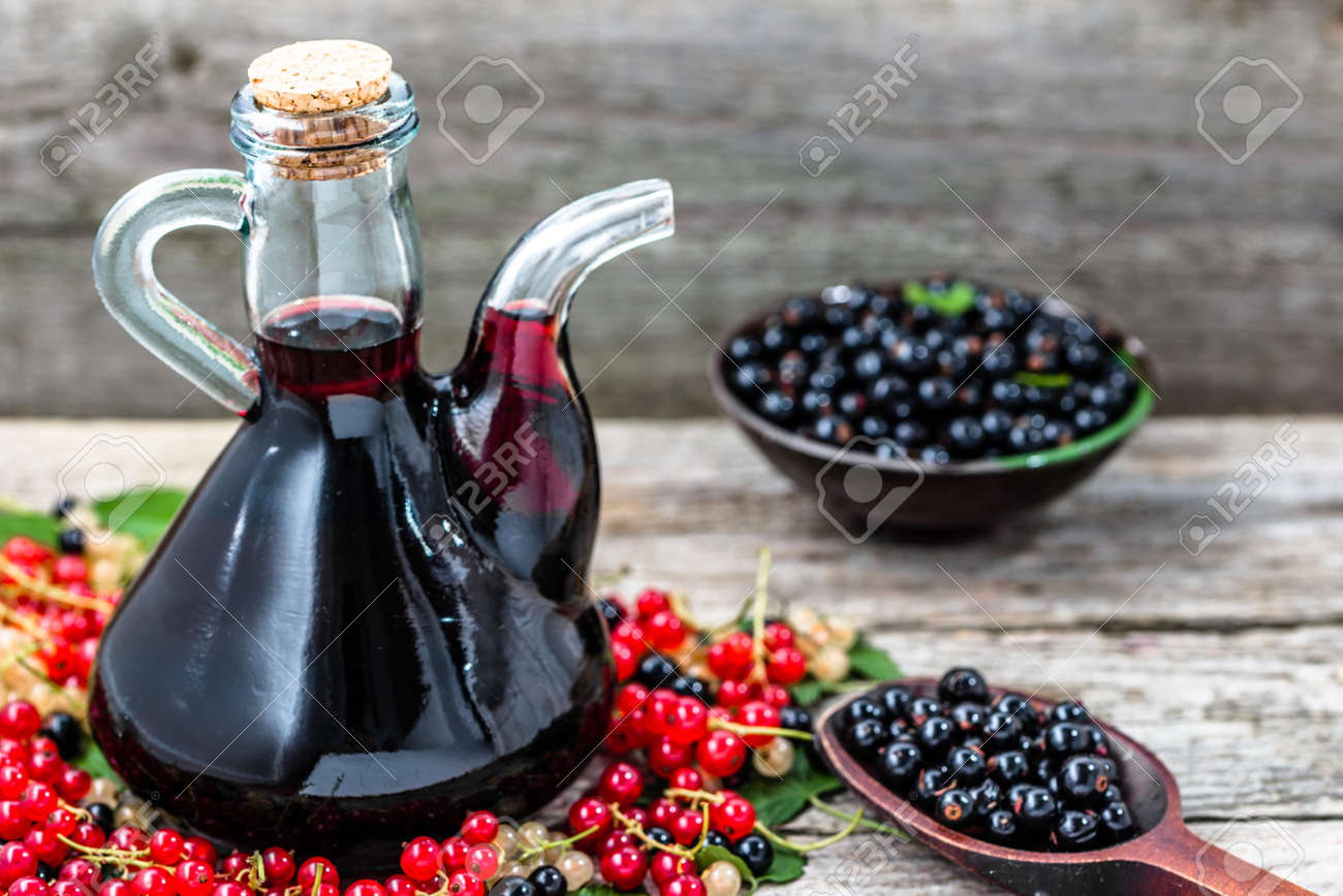 Immagini Stock Vecchio Vino Caraffa Sul Tavolo Di Legno Immagini Stock Vecchio Vino Caraffa Sul Tavolo Di Legno