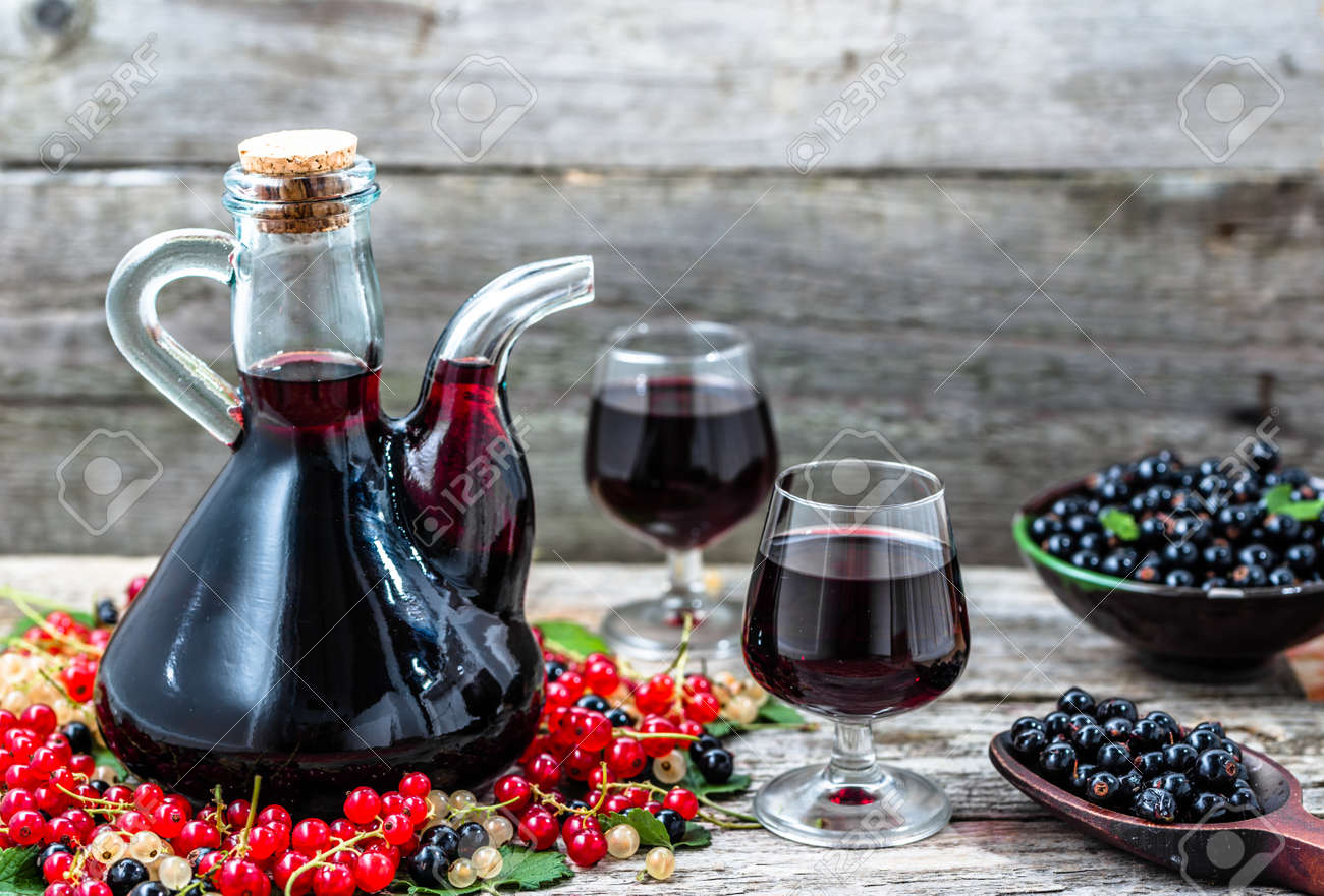 Immagini Stock Vecchio Vino Caraffa Sul Tavolo Di Legno Immagini Stock Vecchio Vino Caraffa Sul Tavolo Di Legno