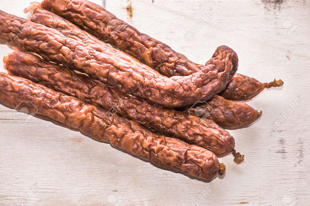 ドライ ソーセージ 伝統的な薄いソーセージ Kabanos の写真素材 画像素材 Image