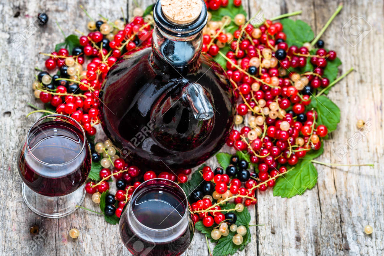 Immagini Stock Vecchio Vino Caraffa Sul Tavolo Di Legno Immagini Stock Vecchio Vino Caraffa Sul Tavolo Di Legno