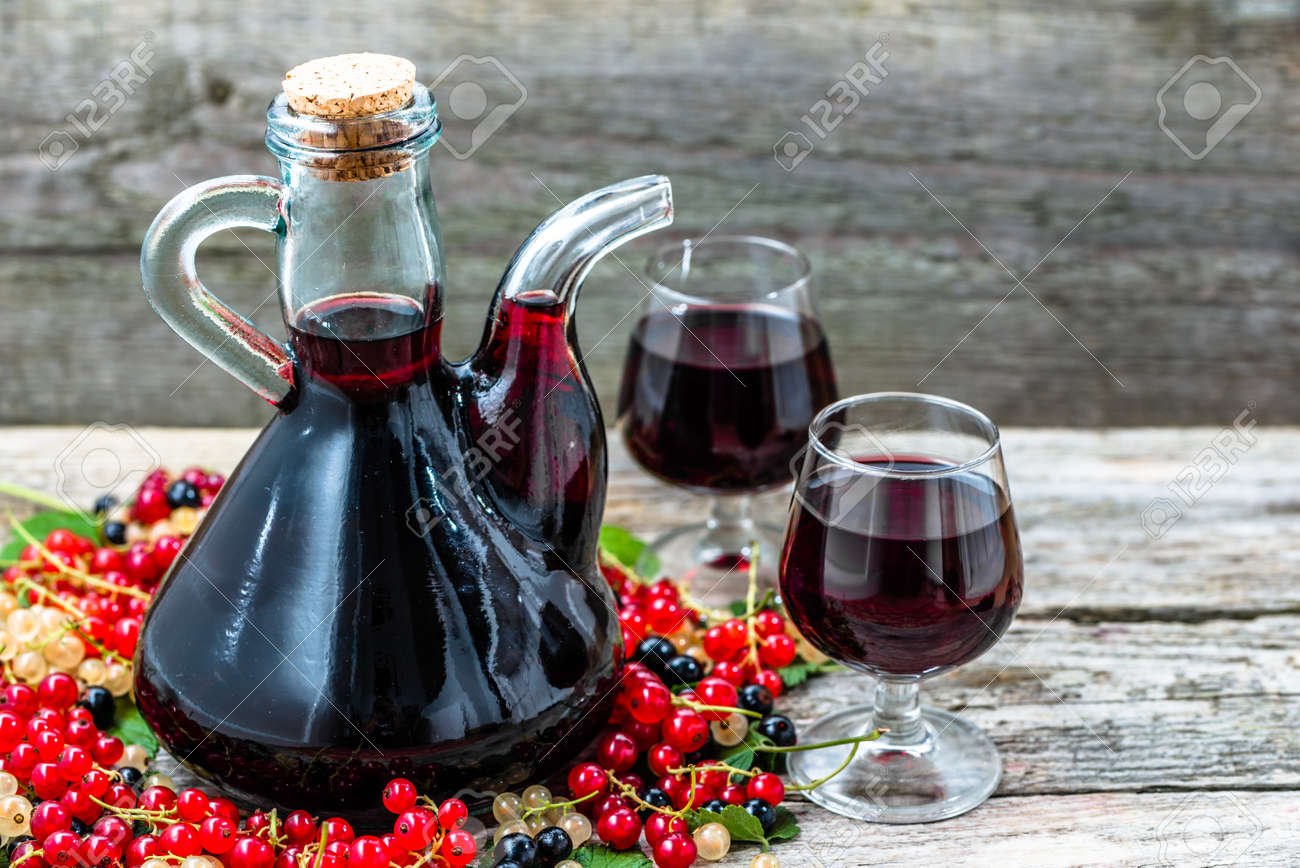 Immagini Stock Vecchio Vino Caraffa Sul Tavolo Di Legno Immagini Stock Vecchio Vino Caraffa Sul Tavolo Di Legno