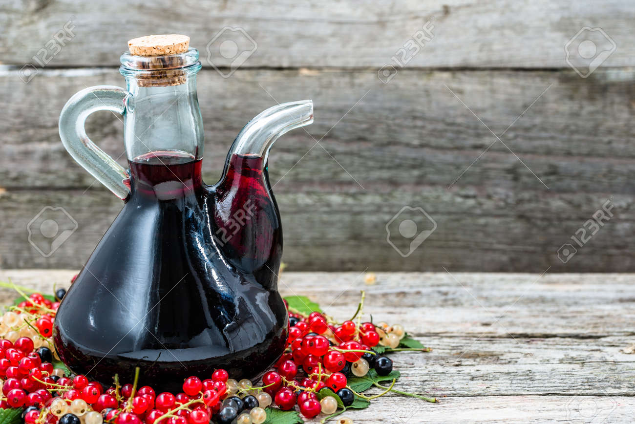Immagini Stock Vecchio Vino Caraffa Sul Tavolo Di Legno Immagini Stock Vecchio Vino Caraffa Sul Tavolo Di Legno