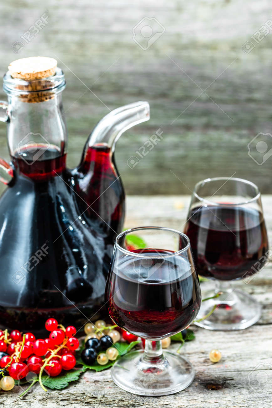 Immagini Stock Vecchio Vino Caraffa Sul Tavolo Di Legno Immagini Stock Vecchio Vino Caraffa Sul Tavolo Di Legno