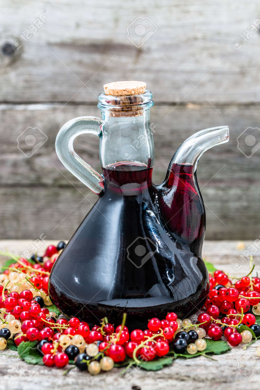 Immagini Stock Vecchio Vino Caraffa Sul Tavolo Di Legno Immagini Stock Vecchio Vino Caraffa Sul Tavolo Di Legno