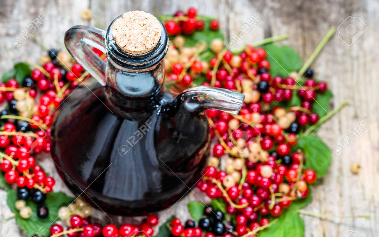 Immagini Stock Vecchio Vino Caraffa Sul Tavolo Di Legno Immagini Stock Vecchio Vino Caraffa Sul Tavolo Di Legno
