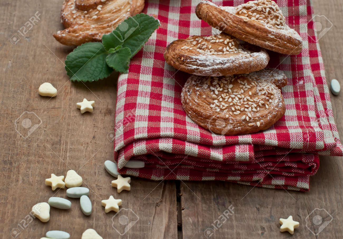 お祭りお菓子は ギンガム チェックのテーブル クロスにゴマと砂糖のお菓子クッキーをパフします の写真素材 画像素材 Image