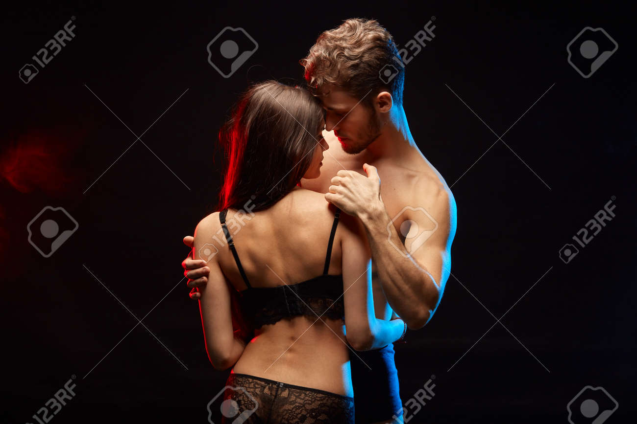 Hombre y mujer cogiendo