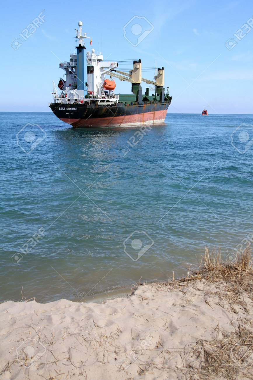 Valencia Spagna Ottobre 01 La Nave Container Sunrise Bsle è Arenata Sulla Spiaggia Di El Saler Dopo La Tempesta Forte Quando La Barca è Stata
