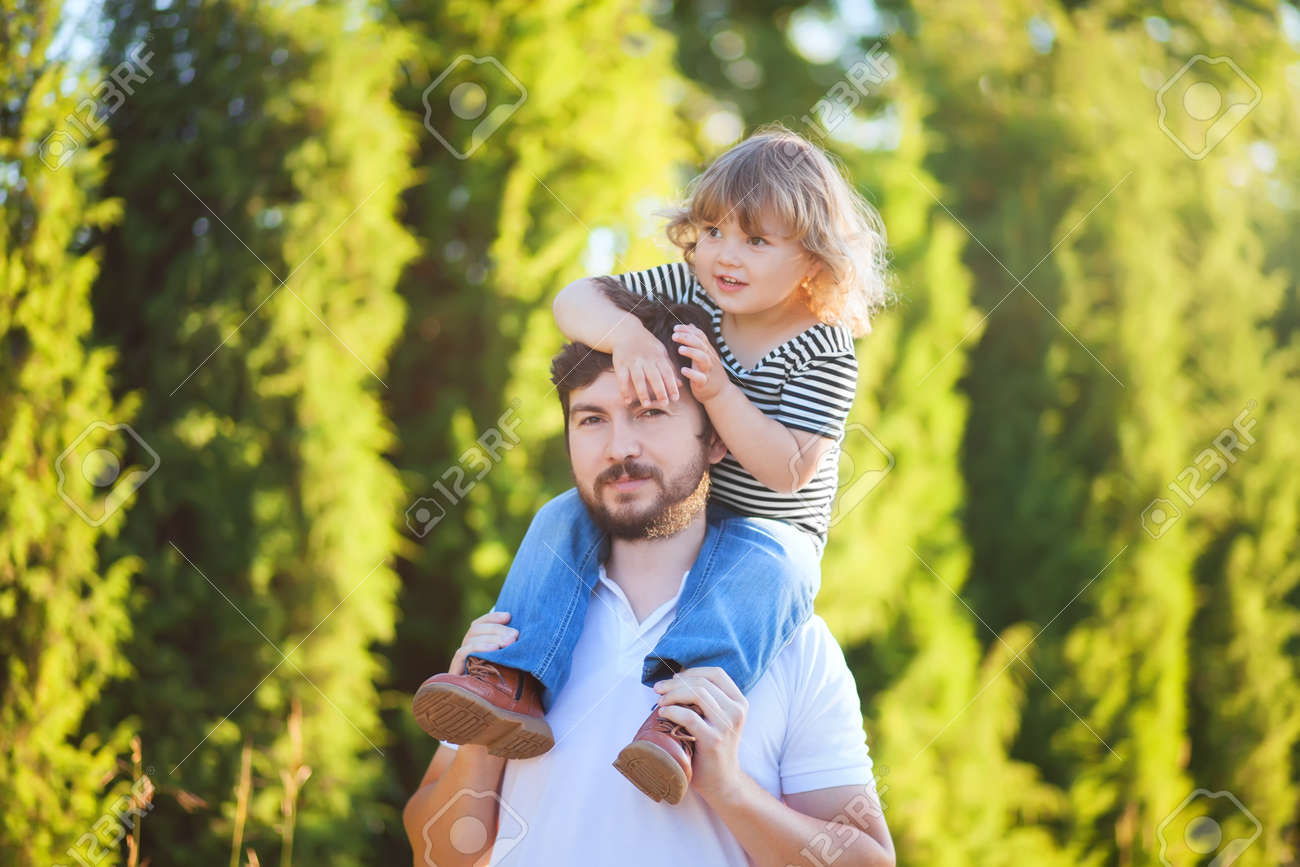 Immagini Stock Bambina Che Cavalca Sul Collo Dei Papa Paternita Cura Padre Single Relazioni Familiari E Amicizia Ragazza Del Bambino Amare Il Suo Papa Giornata Estiva Cielo Blu Image