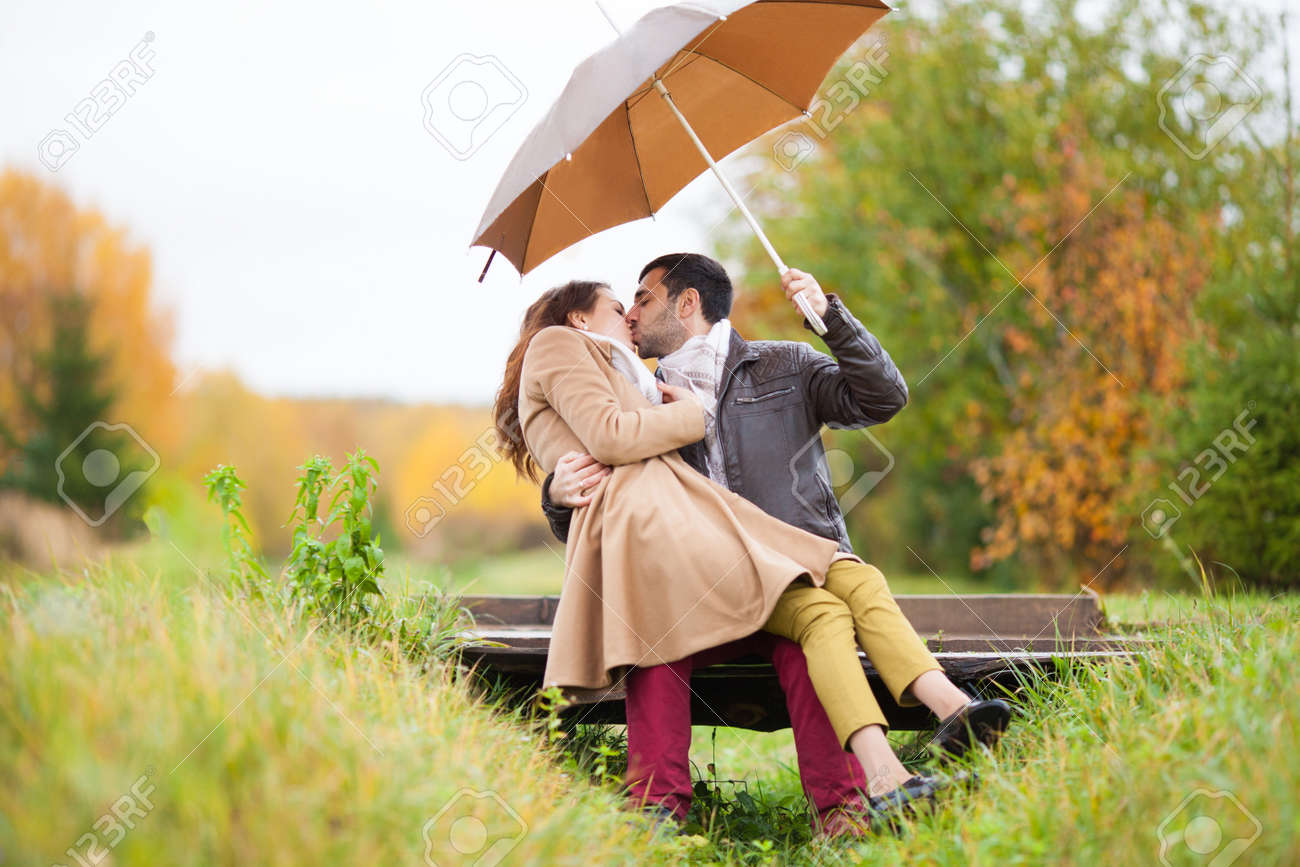 若いカップルの公園で男と女傘の下で 秋の雨の寒い日 最初のデート 愛 人間関係 の写真素材 画像素材 Image