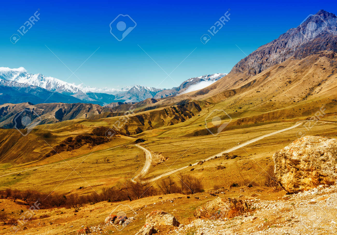 道路 ロシア共和国のイングーシ共和国で捨てられたコーカサス山脈の美しい風景 の写真素材 画像素材 Image