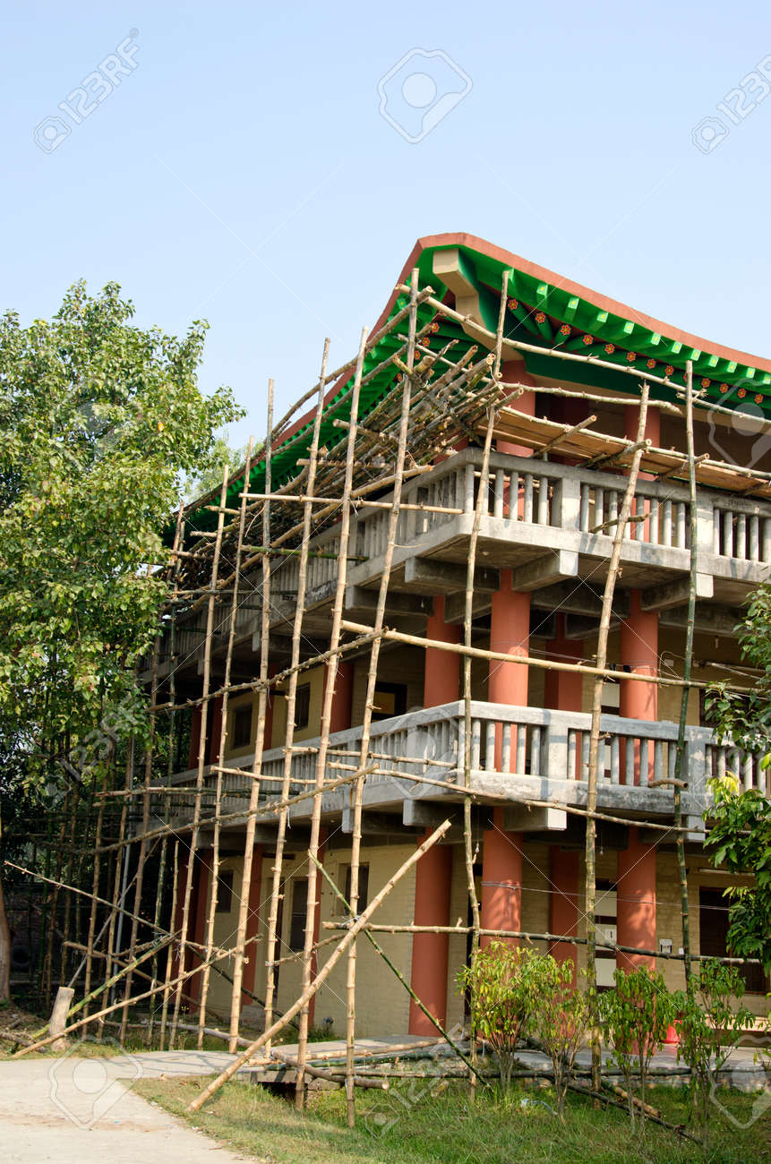 ネパールのルンビニ新しい寺院で木製竹足場 の写真素材 画像素材 Image