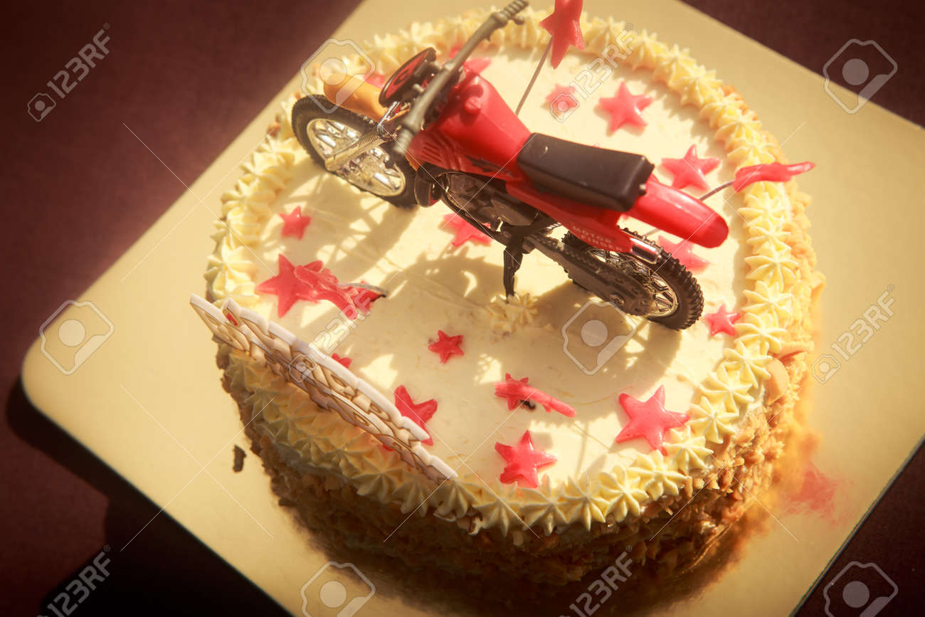 Gateau D Anniversaire Avec Des Noix Et Creme A La Vanille Decores De Moto Chiffre Etoiles Rouges Et Des Mots Joyeux Anniversaire Banque D Images Et Photos Libres De Droits Image Gateau D Anniversaire Avec Des Noix Et Creme A La Vanille Decores De Moto Chiffre Etoiles Rouges Et Des Mots Joyeux Anniversaire Banque D Images Et Photos Libres De Droits Image