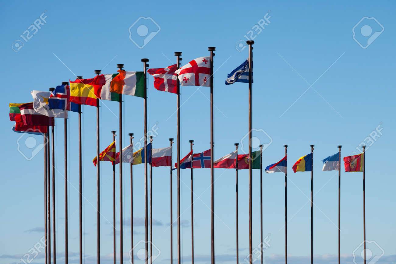 さまざまな国の国旗をフラッグ ポールを開発しています の写真素材 画像素材 Image