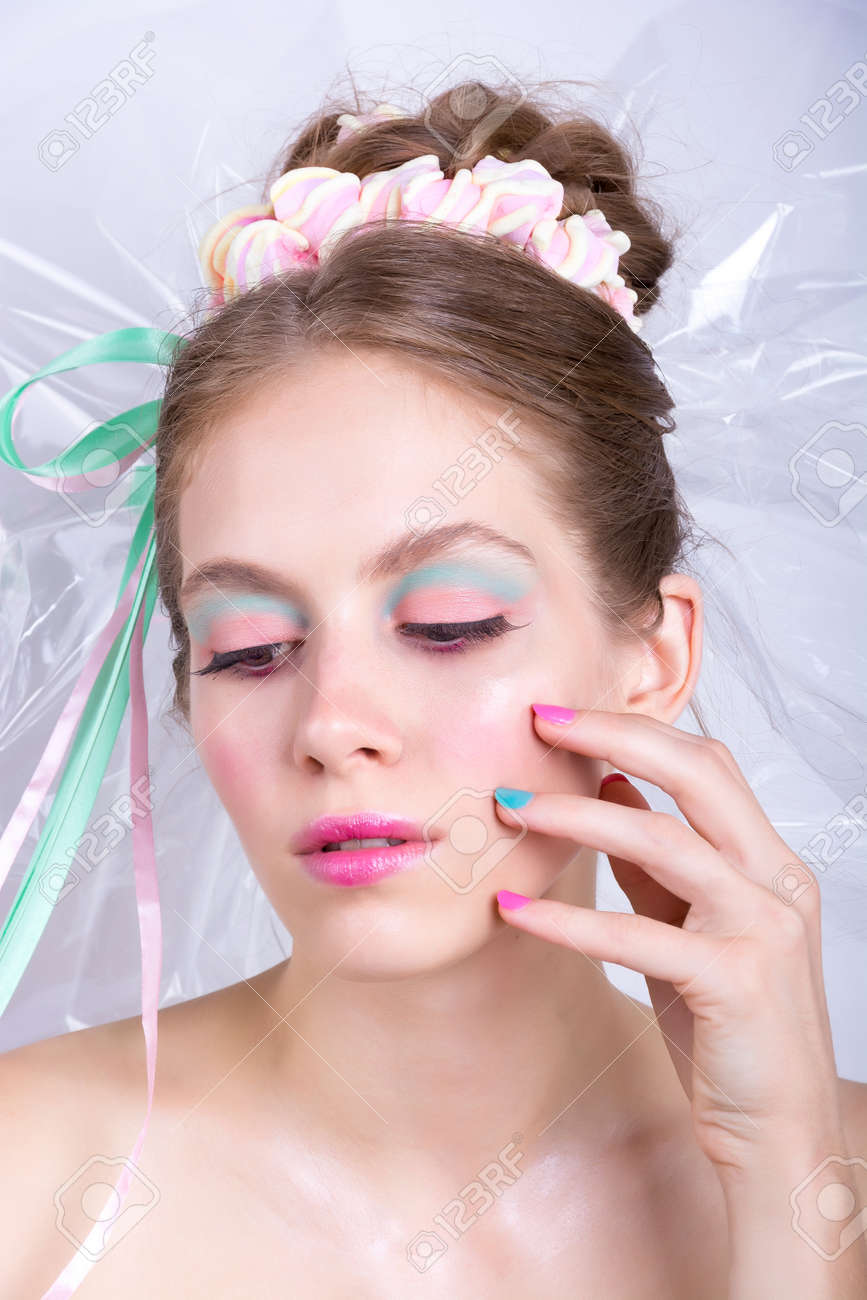 マシュマロ メイク スタイル美容ファンタジーを持つ少女 穏やかなメイクと髪型 お菓子で飾られた若い女性 キャンディ ガール パッケージ キャンディ化粧 の写真素材 画像素材 Image