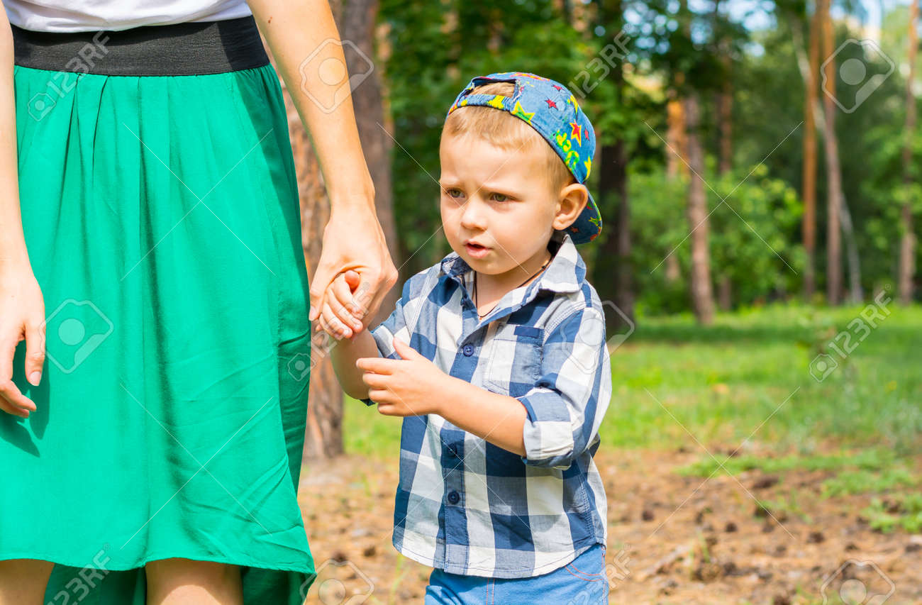 小さな男の子は彼のお母さんの手で公園を散歩します 家族公園で休憩します の写真素材 画像素材 Image 小さな男の子は彼のお母さんの手で公園を散歩します 家族公園で休憩します の写真素材 画像素材 Image